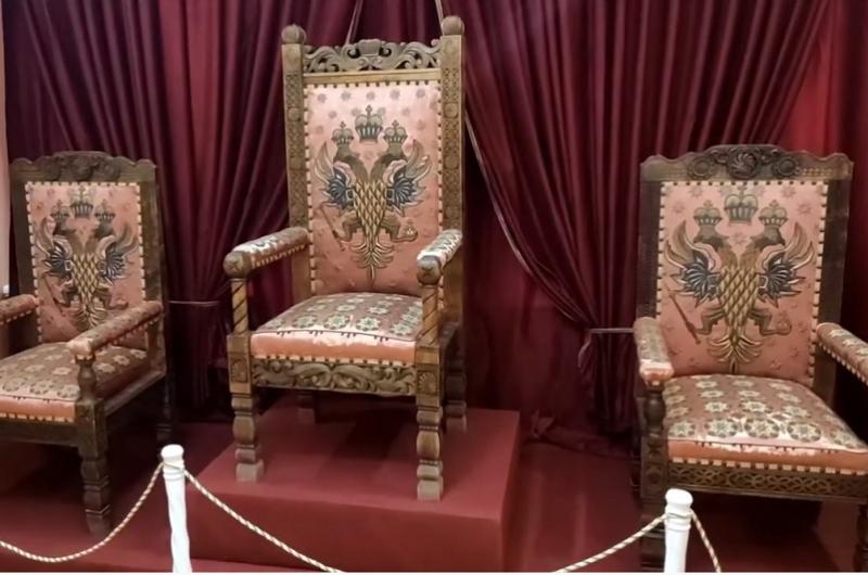 Царские кресла в Музее истории Костромского края