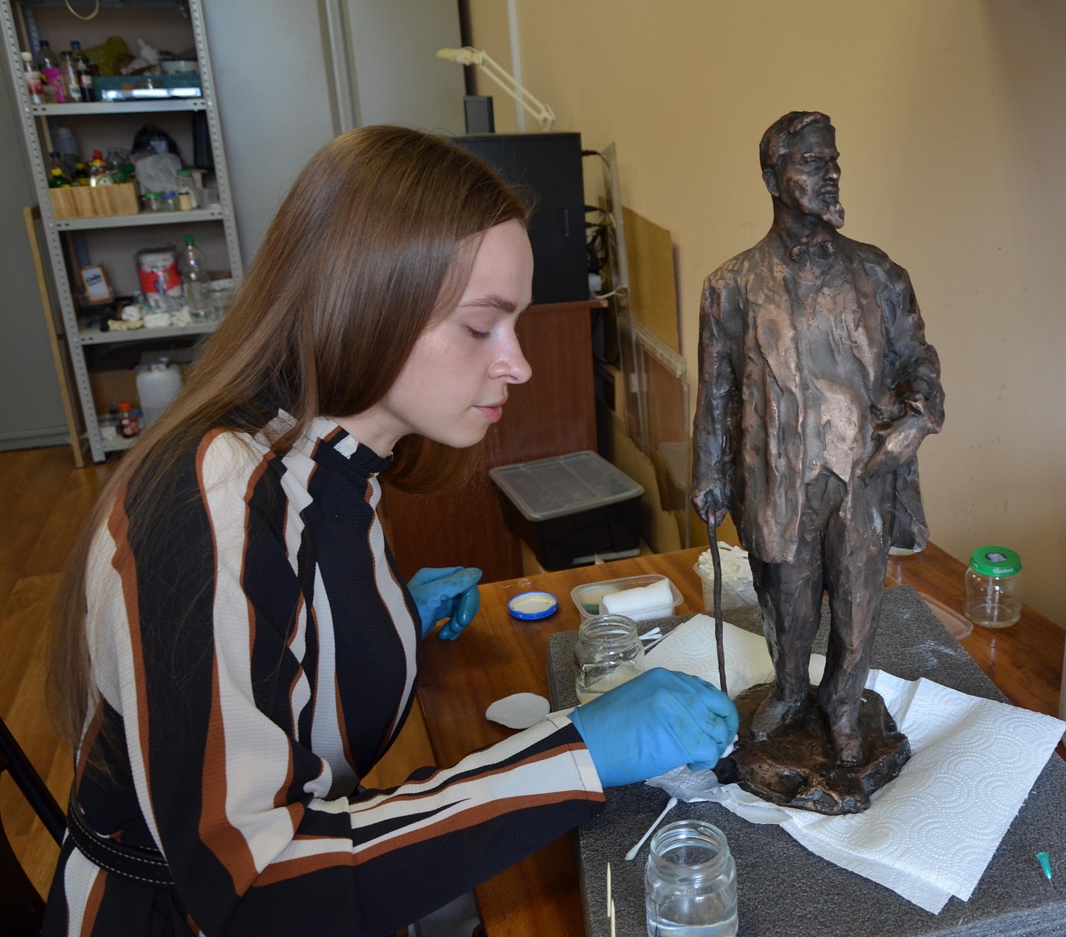 Студенты столичного вуза помогают восстанавливать предметы из собрания Костромского музея-заповедника